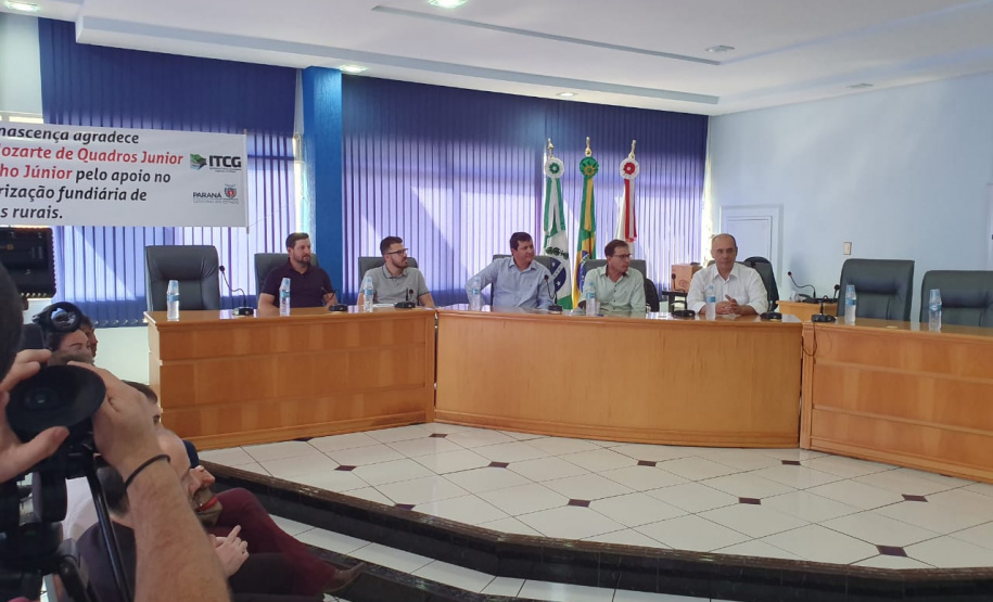 O Instituto de Terras, Cartografia e Geologia do Paraná (ITCG), vinculado à Secretaria do Desenvolvimento Sustentável e do Turismo, entregou nesta quinta-feira (29) documentos técnicos para a regularização de imóveis de 46 pequenos produtores rurais que ocupam terras particulares no município de Renascença, no Sudoeste do Estado. Foto: Divulgação/SEDEST