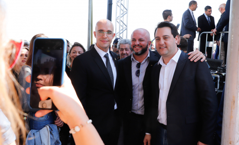 O governador Carlos Massa Ratinho Junior lançou nesta sexta-feira (30), em São José dos Pinhais, o projeto-piloto Em Frente Brasil - Programa Nacional de Enfrentamento à Criminalidade Violenta. A cidade recebeu 100 policiais da Força Nacional de Segurança, que passarão a atuar em conjunto com as forças de segurança estaduais (Polícia Militar e Polícia Civil) e de São José dos Pinhais (Guarda Municipal).