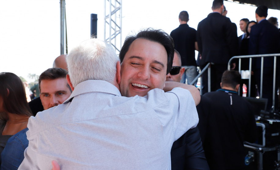 O governador Carlos Massa Ratinho Junior lançou nesta sexta-feira (30), em São José dos Pinhais, o projeto-piloto Em Frente Brasil - Programa Nacional de Enfrentamento à Criminalidade Violenta. A cidade recebeu 100 policiais da Força Nacional de Segurança, que passarão a atuar em conjunto com as forças de segurança estaduais (Polícia Militar e Polícia Civil) e de São José dos Pinhais (Guarda Municipal).