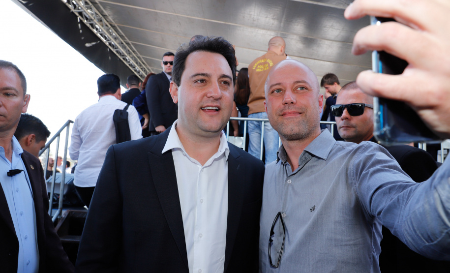 O governador Carlos Massa Ratinho Junior lançou nesta sexta-feira (30), em São José dos Pinhais, o projeto-piloto Em Frente Brasil - Programa Nacional de Enfrentamento à Criminalidade Violenta. A cidade recebeu 100 policiais da Força Nacional de Segurança, que passarão a atuar em conjunto com as forças de segurança estaduais (Polícia Militar e Polícia Civil) e de São José dos Pinhais (Guarda Municipal).