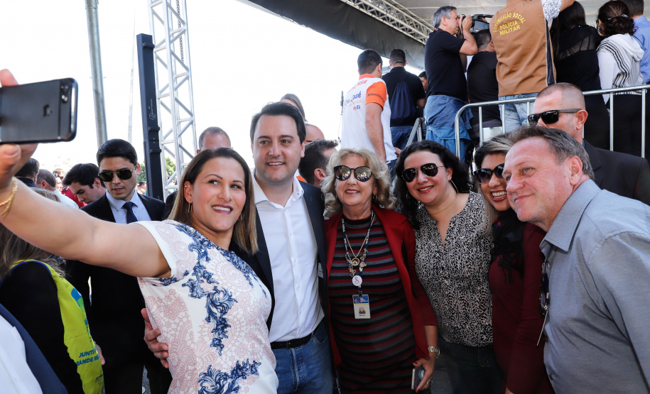O governador Carlos Massa Ratinho Junior lançou nesta sexta-feira (30), em São José dos Pinhais, o projeto-piloto Em Frente Brasil - Programa Nacional de Enfrentamento à Criminalidade Violenta. A cidade recebeu 100 policiais da Força Nacional de Segurança, que passarão a atuar em conjunto com as forças de segurança estaduais (Polícia Militar e Polícia Civil) e de São José dos Pinhais (Guarda Municipal).