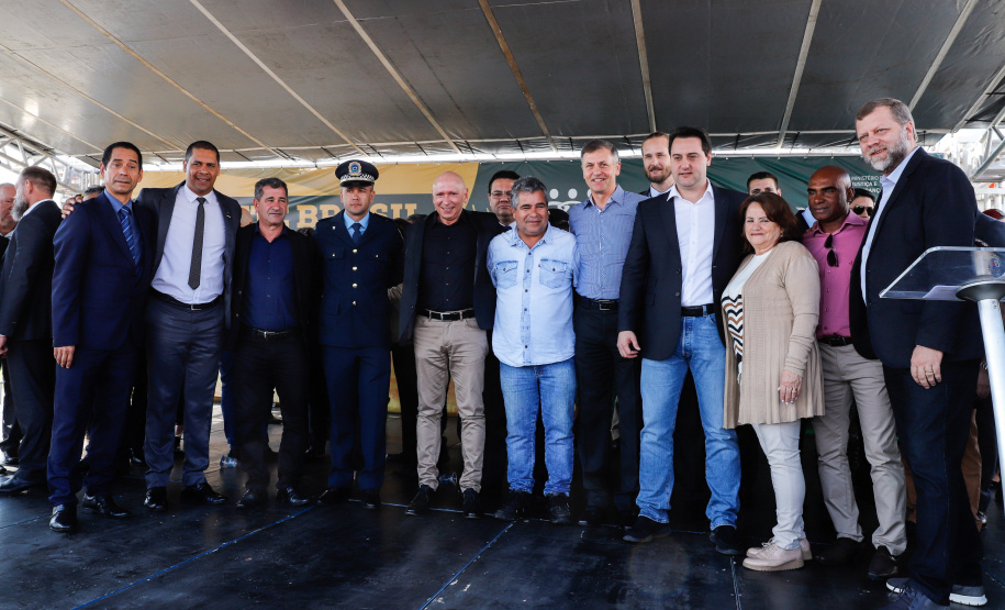 O governador Carlos Massa Ratinho Junior lançou nesta sexta-feira (30), em São José dos Pinhais, o projeto-piloto Em Frente Brasil - Programa Nacional de Enfrentamento à Criminalidade Violenta. A cidade recebeu 100 policiais da Força Nacional de Segurança, que passarão a atuar em conjunto com as forças de segurança estaduais (Polícia Militar e Polícia Civil) e de São José dos Pinhais (Guarda Municipal).