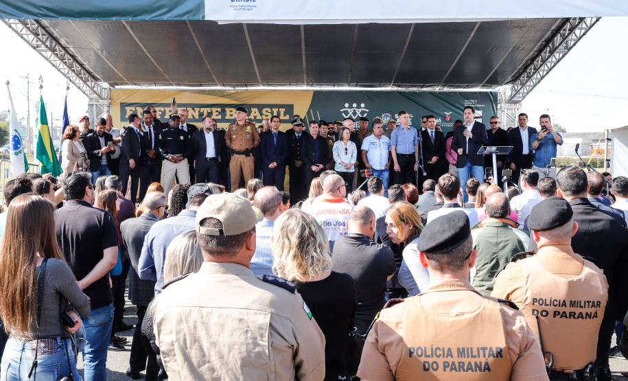 O governador Carlos Massa Ratinho Junior lançou nesta sexta-feira (30), em São José dos Pinhais, o projeto-piloto Em Frente Brasil - Programa Nacional de Enfrentamento à Criminalidade Violenta. A cidade recebeu 100 policiais da Força Nacional de Segurança, que passarão a atuar em conjunto com as forças de segurança estaduais (Polícia Militar e Polícia Civil) e de São José dos Pinhais (Guarda Municipal).