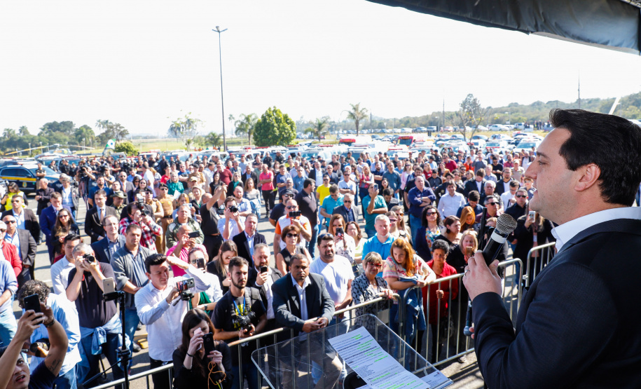 O governador Carlos Massa Ratinho Junior lançou nesta sexta-feira (30), em São José dos Pinhais, o projeto-piloto Em Frente Brasil - Programa Nacional de Enfrentamento à Criminalidade Violenta. A cidade recebeu 100 policiais da Força Nacional de Segurança, que passarão a atuar em conjunto com as forças de segurança estaduais (Polícia Militar e Polícia Civil) e de São José dos Pinhais (Guarda Municipal).