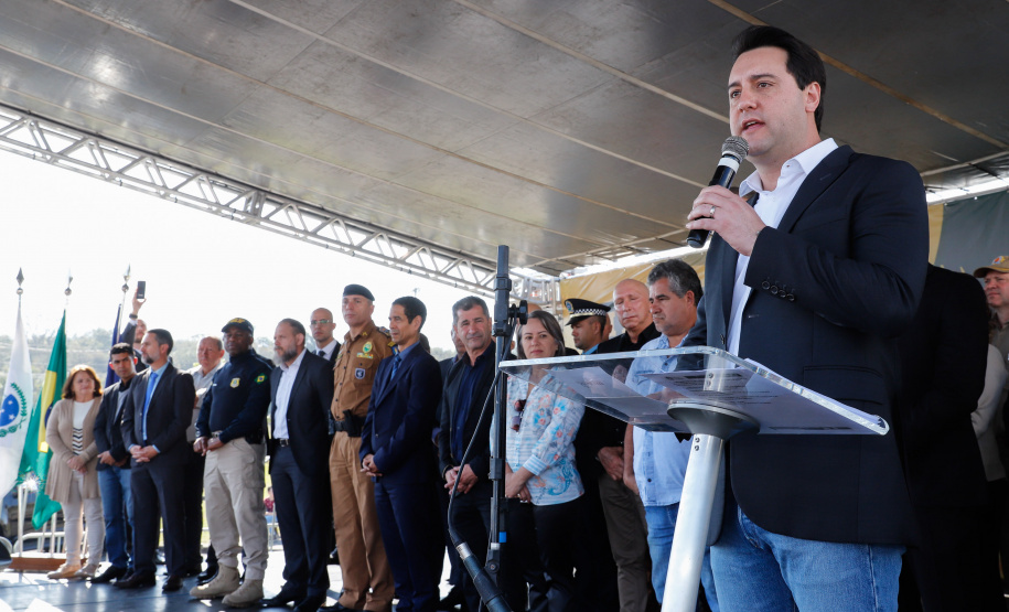 O governador Carlos Massa Ratinho Junior lançou nesta sexta-feira (30), em São José dos Pinhais, o projeto-piloto Em Frente Brasil - Programa Nacional de Enfrentamento à Criminalidade Violenta. A cidade recebeu 100 policiais da Força Nacional de Segurança, que passarão a atuar em conjunto com as forças de segurança estaduais (Polícia Militar e Polícia Civil) e de São José dos Pinhais (Guarda Municipal).