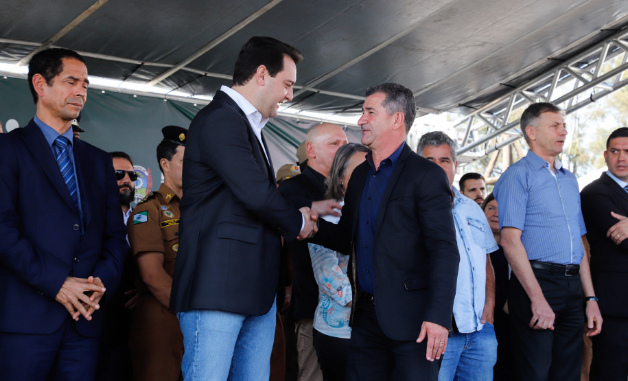 O governador Carlos Massa Ratinho Junior lançou nesta sexta-feira (30), em São José dos Pinhais, o projeto-piloto Em Frente Brasil - Programa Nacional de Enfrentamento à Criminalidade Violenta. A cidade recebeu 100 policiais da Força Nacional de Segurança, que passarão a atuar em conjunto com as forças de segurança estaduais (Polícia Militar e Polícia Civil) e de São José dos Pinhais (Guarda Municipal).