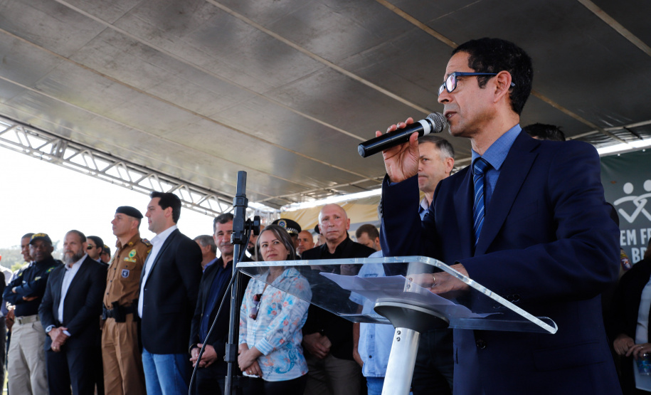 O governador Carlos Massa Ratinho Junior lançou nesta sexta-feira (30), em São José dos Pinhais, o projeto-piloto Em Frente Brasil - Programa Nacional de Enfrentamento à Criminalidade Violenta. A cidade recebeu 100 policiais da Força Nacional de Segurança, que passarão a atuar em conjunto com as forças de segurança estaduais (Polícia Militar e Polícia Civil) e de São José dos Pinhais (Guarda Municipal).