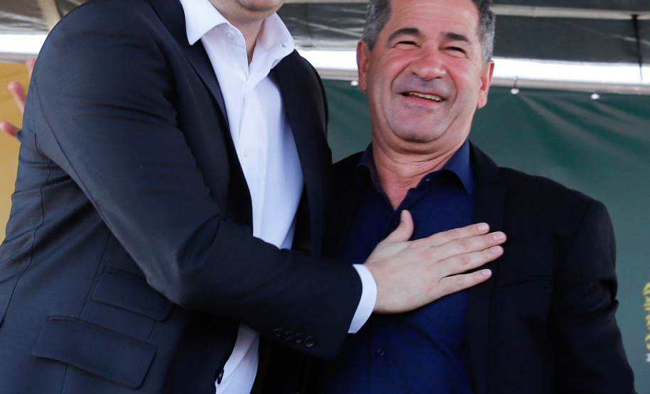 O governador Carlos Massa Ratinho Junior lançou nesta sexta-feira (30), em São José dos Pinhais, o projeto-piloto Em Frente Brasil - Programa Nacional de Enfrentamento à Criminalidade Violenta. A cidade recebeu 100 policiais da Força Nacional de Segurança, que passarão a atuar em conjunto com as forças de segurança estaduais (Polícia Militar e Polícia Civil) e de São José dos Pinhais (Guarda Municipal).