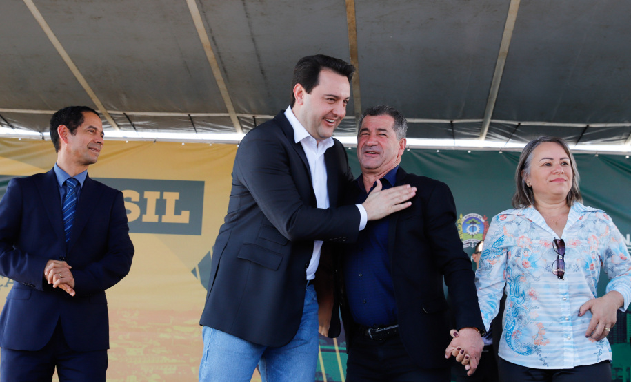 O governador Carlos Massa Ratinho Junior lançou nesta sexta-feira (30), em São José dos Pinhais, o projeto-piloto Em Frente Brasil - Programa Nacional de Enfrentamento à Criminalidade Violenta. A cidade recebeu 100 policiais da Força Nacional de Segurança, que passarão a atuar em conjunto com as forças de segurança estaduais (Polícia Militar e Polícia Civil) e de São José dos Pinhais (Guarda Municipal).