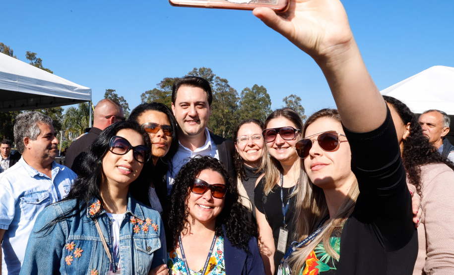 O governador Carlos Massa Ratinho Junior lançou nesta sexta-feira (30), em São José dos Pinhais, o projeto-piloto Em Frente Brasil - Programa Nacional de Enfrentamento à Criminalidade Violenta. A cidade recebeu 100 policiais da Força Nacional de Segurança, que passarão a atuar em conjunto com as forças de segurança estaduais (Polícia Militar e Polícia Civil) e de São José dos Pinhais (Guarda Municipal).