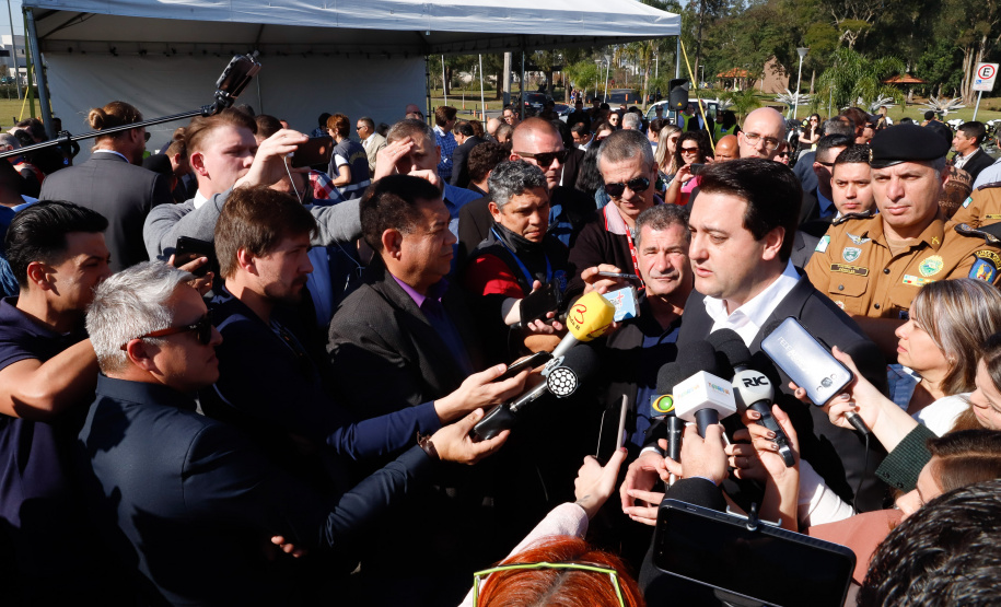 O governador Carlos Massa Ratinho Junior lançou nesta sexta-feira (30), em São José dos Pinhais, o projeto-piloto Em Frente Brasil - Programa Nacional de Enfrentamento à Criminalidade Violenta. A cidade recebeu 100 policiais da Força Nacional de Segurança, que passarão a atuar em conjunto com as forças de segurança estaduais (Polícia Militar e Polícia Civil) e de São José dos Pinhais (Guarda Municipal).