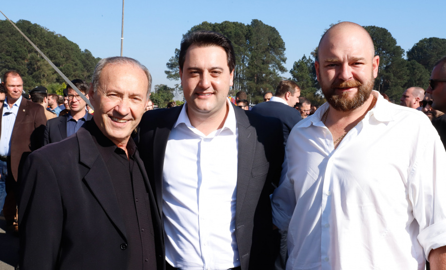O governador Carlos Massa Ratinho Junior lançou nesta sexta-feira (30), em São José dos Pinhais, o projeto-piloto Em Frente Brasil - Programa Nacional de Enfrentamento à Criminalidade Violenta. A cidade recebeu 100 policiais da Força Nacional de Segurança, que passarão a atuar em conjunto com as forças de segurança estaduais (Polícia Militar e Polícia Civil) e de São José dos Pinhais (Guarda Municipal).