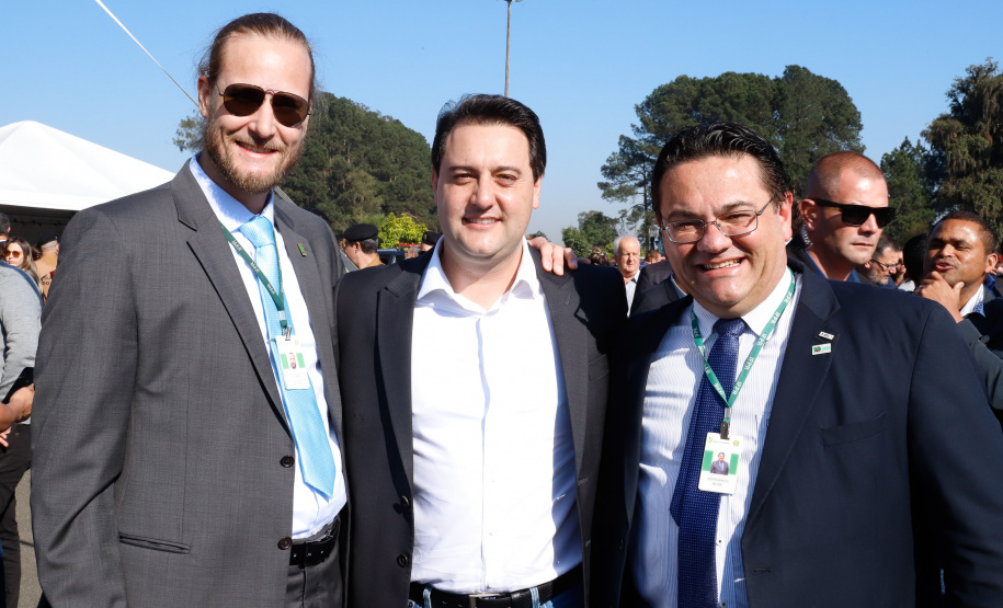 O governador Carlos Massa Ratinho Junior lançou nesta sexta-feira (30), em São José dos Pinhais, o projeto-piloto Em Frente Brasil - Programa Nacional de Enfrentamento à Criminalidade Violenta. A cidade recebeu 100 policiais da Força Nacional de Segurança, que passarão a atuar em conjunto com as forças de segurança estaduais (Polícia Militar e Polícia Civil) e de São José dos Pinhais (Guarda Municipal).