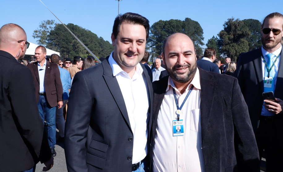 O governador Carlos Massa Ratinho Junior lançou nesta sexta-feira (30), em São José dos Pinhais, o projeto-piloto Em Frente Brasil - Programa Nacional de Enfrentamento à Criminalidade Violenta. A cidade recebeu 100 policiais da Força Nacional de Segurança, que passarão a atuar em conjunto com as forças de segurança estaduais (Polícia Militar e Polícia Civil) e de São José dos Pinhais (Guarda Municipal).