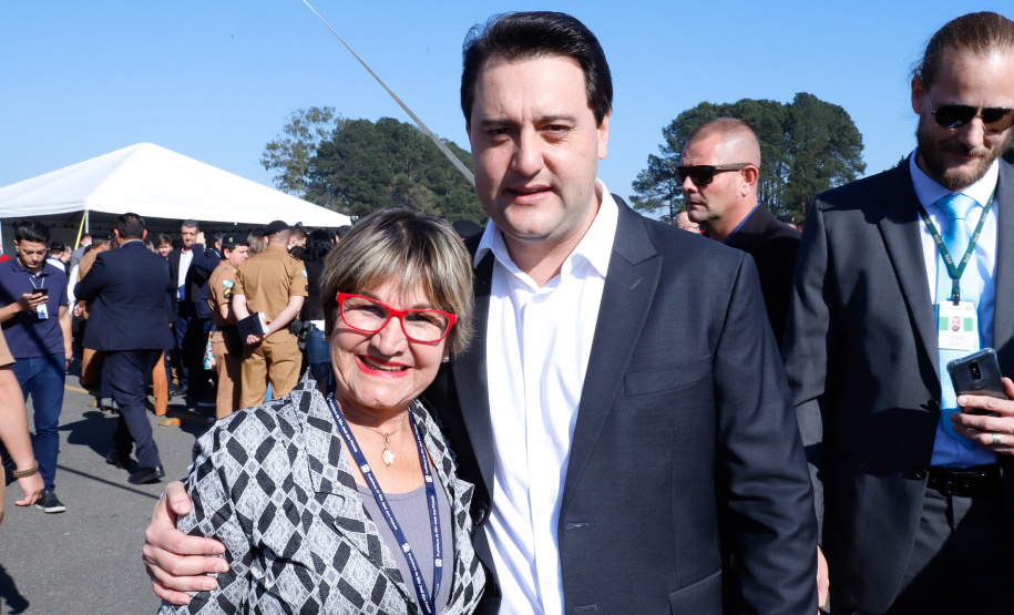 O governador Carlos Massa Ratinho Junior lançou nesta sexta-feira (30), em São José dos Pinhais, o projeto-piloto Em Frente Brasil - Programa Nacional de Enfrentamento à Criminalidade Violenta. A cidade recebeu 100 policiais da Força Nacional de Segurança, que passarão a atuar em conjunto com as forças de segurança estaduais (Polícia Militar e Polícia Civil) e de São José dos Pinhais (Guarda Municipal).