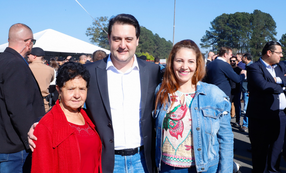 O governador Carlos Massa Ratinho Junior lançou nesta sexta-feira (30), em São José dos Pinhais, o projeto-piloto Em Frente Brasil - Programa Nacional de Enfrentamento à Criminalidade Violenta. A cidade recebeu 100 policiais da Força Nacional de Segurança, que passarão a atuar em conjunto com as forças de segurança estaduais (Polícia Militar e Polícia Civil) e de São José dos Pinhais (Guarda Municipal).