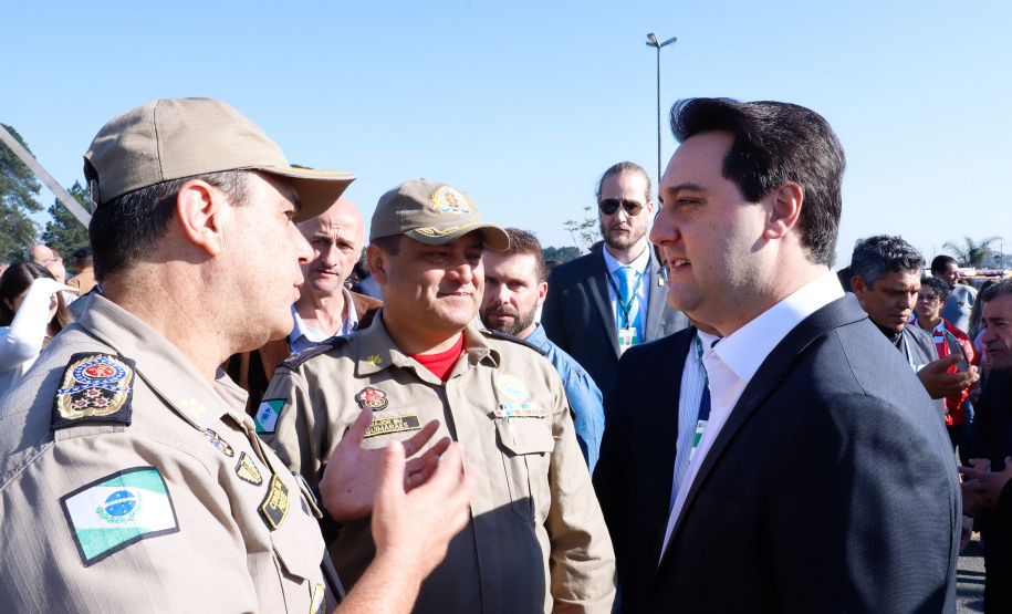 O governador Carlos Massa Ratinho Junior lançou nesta sexta-feira (30), em São José dos Pinhais, o projeto-piloto Em Frente Brasil - Programa Nacional de Enfrentamento à Criminalidade Violenta. A cidade recebeu 100 policiais da Força Nacional de Segurança, que passarão a atuar em conjunto com as forças de segurança estaduais (Polícia Militar e Polícia Civil) e de São José dos Pinhais (Guarda Municipal).
