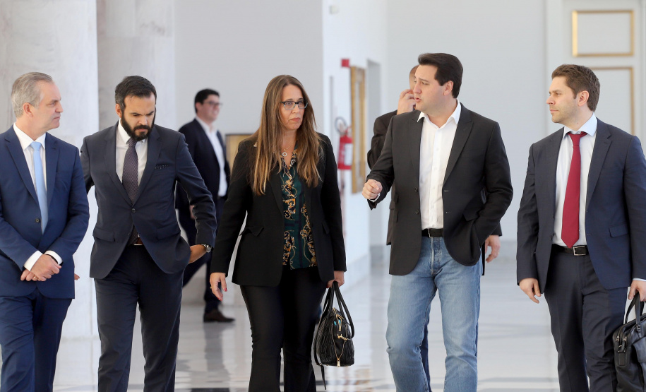 GOVERNO DO ESTADO E GRUPO LATAM AIRLINES FIRMAM PARCERIA PARA AMPLIAR OFERTAS DE VOOS NO PARANÁ. Um acordo assinado pelo governador Carlos Massa Ratinho Junior e o Grupo Latam Airlines vai abrir 71 novos voos no Estado. A empresa destaca que haverá ampliação de 17% das operações Paraná, fazendo do Estado o quarto maior mercado da companhia no Brasil. O anúncio feito nesta sexta-feira (30), no Palácio Iguaçu, em Curitiba.Curitiba, 30-08-19.Foto: Arnaldo Alves / AEN