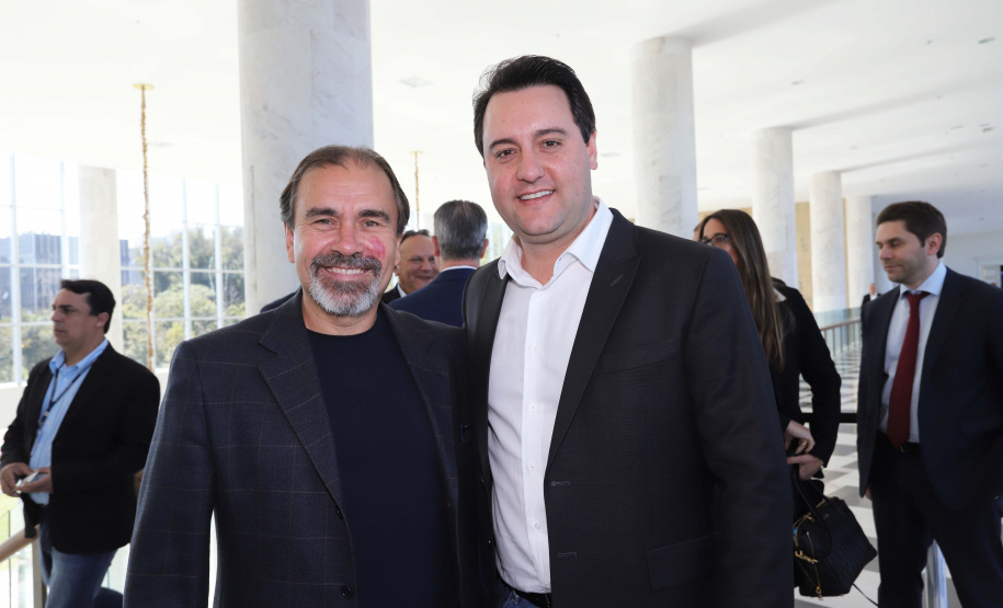 Um acordo assinado pelo governador Carlos Massa Ratinho Junior e o Grupo Latam Airlines vai abrir 71 novos voos no Estado. A empresa destaca que haverá ampliação de 17% das operações Paraná, fazendo do Estado o quarto maior mercado da companhia no Brasil. O anúncio feito nesta sexta-feira (30), no Palácio Iguaçu, em Curitiba.Curitiba, 30-08-19.Foto: Arnaldo Alves / AEN