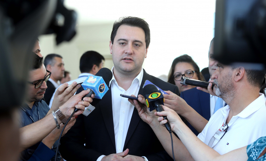 GOVERNO DO ESTADO E GRUPO LATAM AIRLINES FIRMAM PARCERIA PARA AMPLIAR OFERTAS DE VOOS NO PARANÁ. Um acordo assinado pelo governador Carlos Massa Ratinho Junior e o Grupo Latam Airlines vai abrir 71 novos voos no Estado. A empresa destaca que haverá ampliação de 17% das operações Paraná, fazendo do Estado o quarto maior mercado da companhia no Brasil. O anúncio feito nesta sexta-feira (30), no Palácio Iguaçu, em Curitiba.Curitiba, 30-08-19.Foto: Arnaldo Alves / AEN