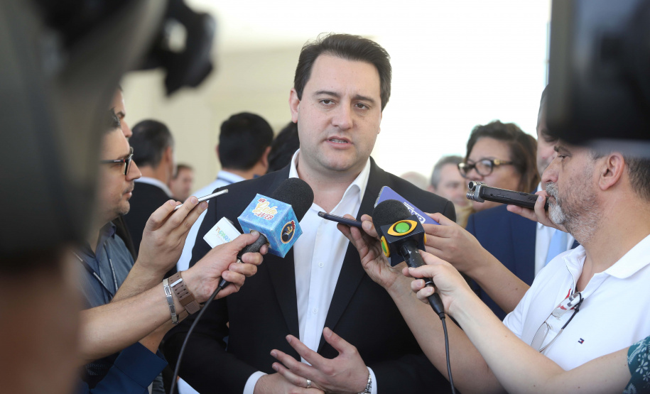 GOVERNO DO ESTADO E GRUPO LATAM AIRLINES FIRMAM PARCERIA PARA AMPLIAR OFERTAS DE VOOS NO PARANÁ. Um acordo assinado pelo governador Carlos Massa Ratinho Junior e o Grupo Latam Airlines vai abrir 71 novos voos no Estado. A empresa destaca que haverá ampliação de 17% das operações Paraná, fazendo do Estado o quarto maior mercado da companhia no Brasil. O anúncio feito nesta sexta-feira (30), no Palácio Iguaçu, em Curitiba.Curitiba, 30-08-19.Foto: Arnaldo Alves / AEN