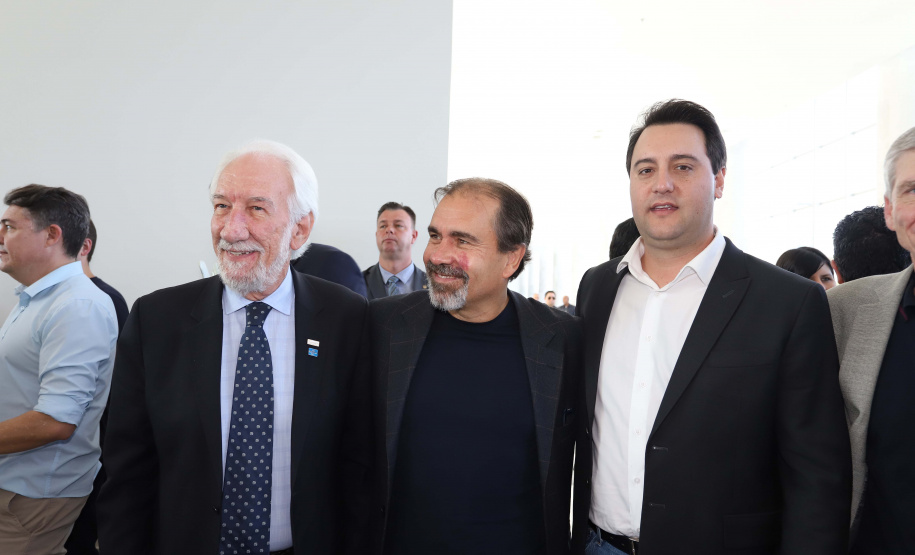 Um acordo assinado pelo governador Carlos Massa Ratinho Junior e o Grupo Latam Airlines vai abrir 71 novos voos no Estado. A empresa destaca que haverá ampliação de 17% das operações Paraná, fazendo do Estado o quarto maior mercado da companhia no Brasil. O anúncio feito nesta sexta-feira (30), no Palácio Iguaçu, em Curitiba.Curitiba, 30-08-19.Foto: Arnaldo Alves / AEN