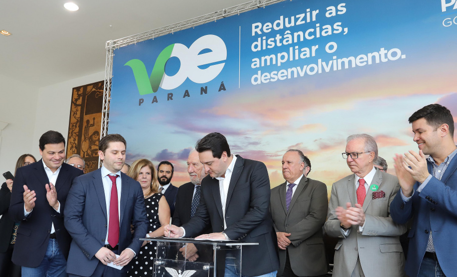 GOVERNO DO ESTADO E GRUPO LATAM AIRLINES FIRMAM PARCERIA PARA AMPLIAR OFERTAS DE VOOS NO PARANÁ. Um acordo assinado pelo governador Carlos Massa Ratinho Junior e o Grupo Latam Airlines vai abrir 71 novos voos no Estado. A empresa destaca que haverá ampliação de 17% das operações Paraná, fazendo do Estado o quarto maior mercado da companhia no Brasil. O anúncio feito nesta sexta-feira (30), no Palácio Iguaçu, em Curitiba.Curitiba, 30-08-19.Foto: Arnaldo Alves / AEN