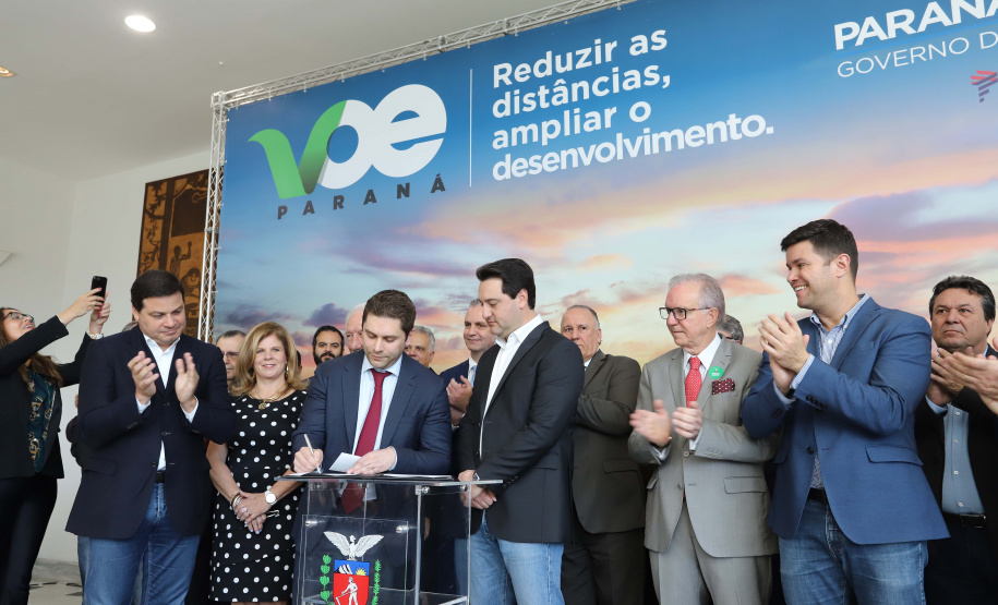 GOVERNO DO ESTADO E GRUPO LATAM AIRLINES FIRMAM PARCERIA PARA AMPLIAR OFERTAS DE VOOS NO PARANÁ. Um acordo assinado pelo governador Carlos Massa Ratinho Junior e o Grupo Latam Airlines vai abrir 71 novos voos no Estado. A empresa destaca que haverá ampliação de 17% das operações Paraná, fazendo do Estado o quarto maior mercado da companhia no Brasil. O anúncio feito nesta sexta-feira (30), no Palácio Iguaçu, em Curitiba.Curitiba, 30-08-19.Foto: Arnaldo Alves / AEN