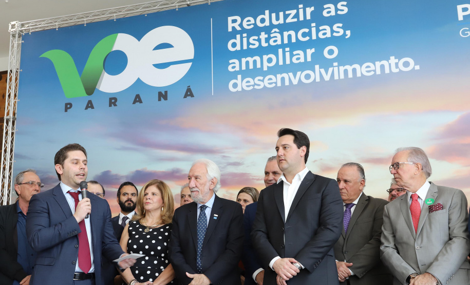 GOVERNO DO ESTADO E GRUPO LATAM AIRLINES FIRMAM PARCERIA PARA AMPLIAR OFERTAS DE VOOS NO PARANÁ. Um acordo assinado pelo governador Carlos Massa Ratinho Junior e o Grupo Latam Airlines vai abrir 71 novos voos no Estado. A empresa destaca que haverá ampliação de 17% das operações Paraná, fazendo do Estado o quarto maior mercado da companhia no Brasil. O anúncio feito nesta sexta-feira (30), no Palácio Iguaçu, em Curitiba.Curitiba, 30-08-19.Foto: Arnaldo Alves / AEN