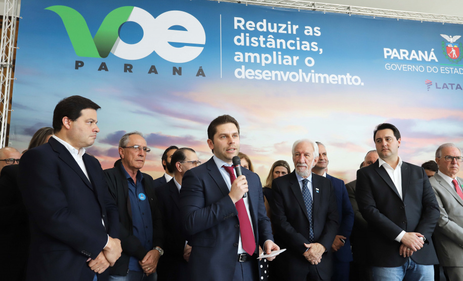GOVERNO DO ESTADO E GRUPO LATAM AIRLINES FIRMAM PARCERIA PARA AMPLIAR OFERTAS DE VOOS NO PARANÁ. Um acordo assinado pelo governador Carlos Massa Ratinho Junior e o Grupo Latam Airlines vai abrir 71 novos voos no Estado. A empresa destaca que haverá ampliação de 17% das operações Paraná, fazendo do Estado o quarto maior mercado da companhia no Brasil. O anúncio feito nesta sexta-feira (30), no Palácio Iguaçu, em Curitiba.Curitiba, 30-08-19.Foto: Arnaldo Alves / AEN