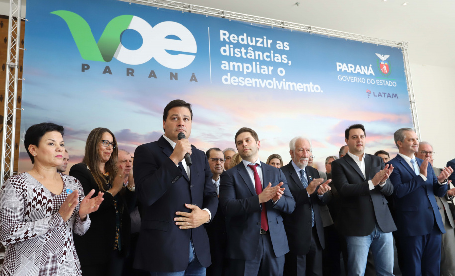 GOVERNO DO ESTADO E GRUPO LATAM AIRLINES FIRMAM PARCERIA PARA AMPLIAR OFERTAS DE VOOS NO PARANÁ. Um acordo assinado pelo governador Carlos Massa Ratinho Junior e o Grupo Latam Airlines vai abrir 71 novos voos no Estado. A empresa destaca que haverá ampliação de 17% das operações Paraná, fazendo do Estado o quarto maior mercado da companhia no Brasil. O anúncio feito nesta sexta-feira (30), no Palácio Iguaçu, em Curitiba.Curitiba, 30-08-19.Foto: Arnaldo Alves / AEN
