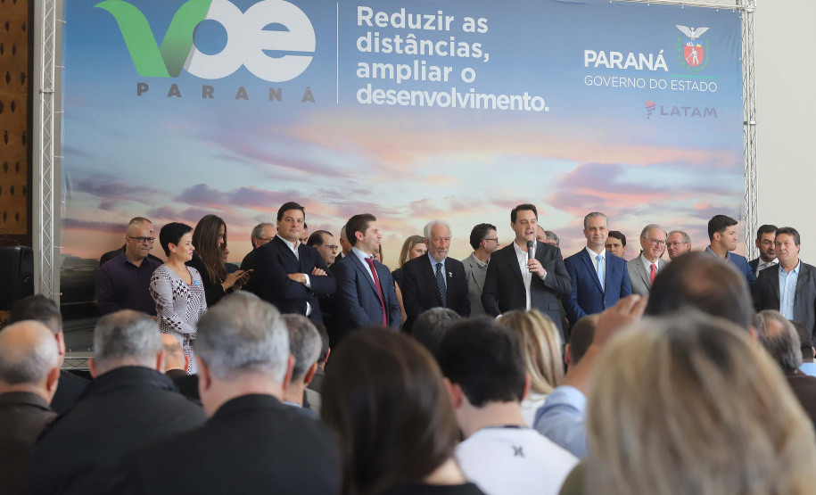 GOVERNO DO ESTADO E GRUPO LATAM AIRLINES FIRMAM PARCERIA PARA AMPLIAR OFERTAS DE VOOS NO PARANÁ. Um acordo assinado pelo governador Carlos Massa Ratinho Junior e o Grupo Latam Airlines vai abrir 71 novos voos no Estado. A empresa destaca que haverá ampliação de 17% das operações Paraná, fazendo do Estado o quarto maior mercado da companhia no Brasil. O anúncio feito nesta sexta-feira (30), no Palácio Iguaçu, em Curitiba.Curitiba, 30-08-19.Foto: Arnaldo Alves / AEN