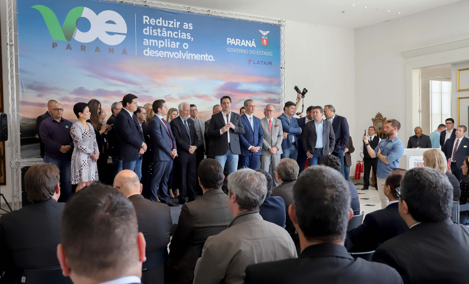 GOVERNO DO ESTADO E GRUPO LATAM AIRLINES FIRMAM PARCERIA PARA AMPLIAR OFERTAS DE VOOS NO PARANÁ. Um acordo assinado pelo governador Carlos Massa Ratinho Junior e o Grupo Latam Airlines vai abrir 71 novos voos no Estado. A empresa destaca que haverá ampliação de 17% das operações Paraná, fazendo do Estado o quarto maior mercado da companhia no Brasil. O anúncio feito nesta sexta-feira (30), no Palácio Iguaçu, em Curitiba.Curitiba, 30-08-19.Foto: Arnaldo Alves / AEN