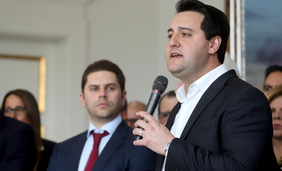 GOVERNO DO ESTADO E GRUPO LATAM AIRLINES FIRMAM PARCERIA PARA AMPLIAR OFERTAS DE VOOS NO PARANÁ. Um acordo assinado pelo governador Carlos Massa Ratinho Junior e o Grupo Latam Airlines vai abrir 71 novos voos no Estado. A empresa destaca que haverá ampliação de 17% das operações Paraná, fazendo do Estado o quarto maior mercado da companhia no Brasil. O anúncio feito nesta sexta-feira (30), no Palácio Iguaçu, em Curitiba.Curitiba, 30-08-19.Foto: Arnaldo Alves / AEN