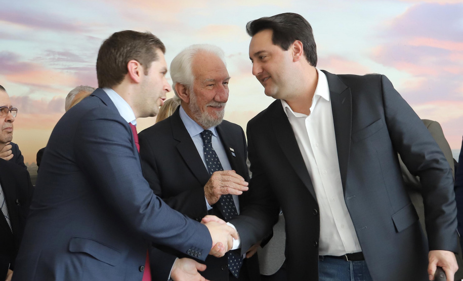 GOVERNO DO ESTADO E GRUPO LATAM AIRLINES FIRMAM PARCERIA PARA AMPLIAR OFERTAS DE VOOS NO PARANÁ. Um acordo assinado pelo governador Carlos Massa Ratinho Junior e o Grupo Latam Airlines vai abrir 71 novos voos no Estado. A empresa destaca que haverá ampliação de 17% das operações Paraná, fazendo do Estado o quarto maior mercado da companhia no Brasil. O anúncio feito nesta sexta-feira (30), no Palácio Iguaçu, em Curitiba.Curitiba, 30-08-19.Foto: Arnaldo Alves / AEN