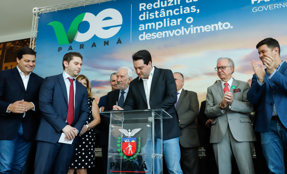 Um acordo assinado pelo governador Carlos Massa Ratinho Junior e o Grupo Latam Airlines vai abrir 71 novos voos no Estado. A empresa destaca que haverá ampliação de 17% das operações Paraná, fazendo do Estado o quarto maior mercado da companhia no Brasil. O anúncio feito nesta sexta-feira (30), no Palácio Iguaçu, em Curitiba.