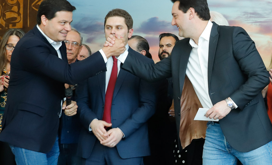 Um acordo assinado pelo governador Carlos Massa Ratinho Junior e o Grupo Latam Airlines vai abrir 71 novos voos no Estado. A empresa destaca que haverá ampliação de 17% das operações Paraná, fazendo do Estado o quarto maior mercado da companhia no Brasil. O anúncio feito nesta sexta-feira (30), no Palácio Iguaçu, em Curitiba.