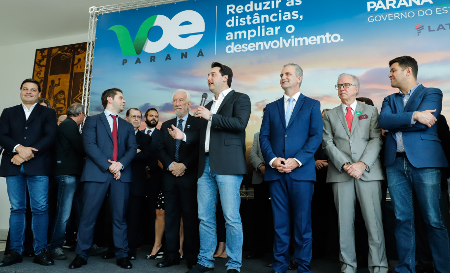 Um acordo assinado pelo governador Carlos Massa Ratinho Junior e o Grupo Latam Airlines vai abrir 71 novos voos no Estado. A empresa destaca que haverá ampliação de 17% das operações Paraná, fazendo do Estado o quarto maior mercado da companhia no Brasil. O anúncio feito nesta sexta-feira (30), no Palácio Iguaçu, em Curitiba.