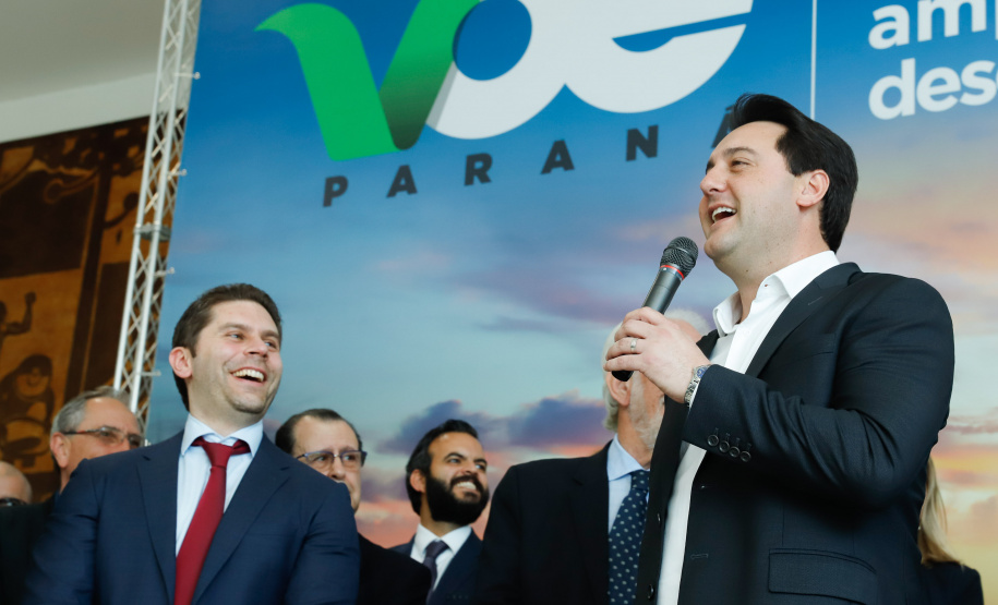 Um acordo assinado pelo governador Carlos Massa Ratinho Junior e o Grupo Latam Airlines vai abrir 71 novos voos no Estado. A empresa destaca que haverá ampliação de 17% das operações Paraná, fazendo do Estado o quarto maior mercado da companhia no Brasil. O anúncio feito nesta sexta-feira (30), no Palácio Iguaçu, em Curitiba.