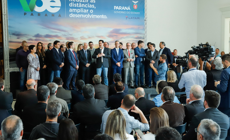 Um acordo assinado pelo governador Carlos Massa Ratinho Junior e o Grupo Latam Airlines vai abrir 71 novos voos no Estado. A empresa destaca que haverá ampliação de 17% das operações Paraná, fazendo do Estado o quarto maior mercado da companhia no Brasil. O anúncio feito nesta sexta-feira (30), no Palácio Iguaçu, em Curitiba.