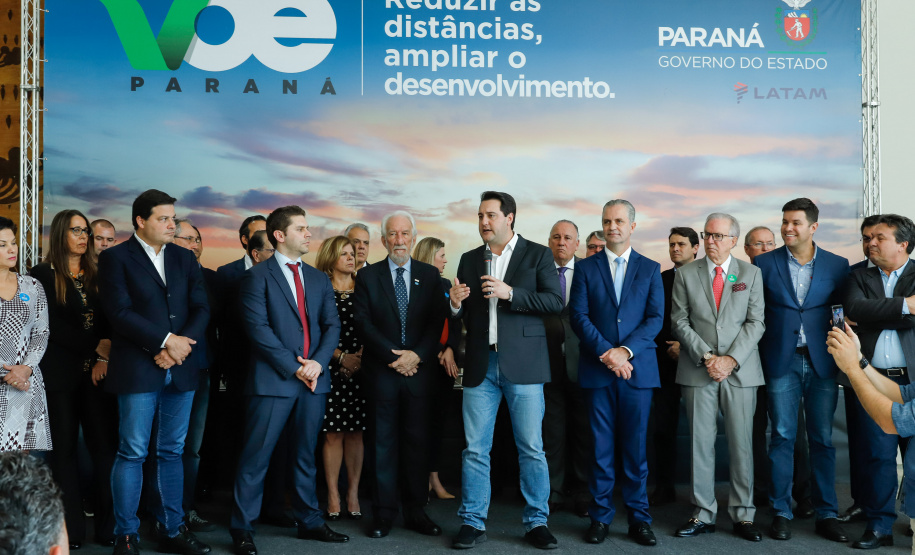Um acordo assinado pelo governador Carlos Massa Ratinho Junior e o Grupo Latam Airlines vai abrir 71 novos voos no Estado. A empresa destaca que haverá ampliação de 17% das operações Paraná, fazendo do Estado o quarto maior mercado da companhia no Brasil. O anúncio feito nesta sexta-feira (30), no Palácio Iguaçu, em Curitiba.