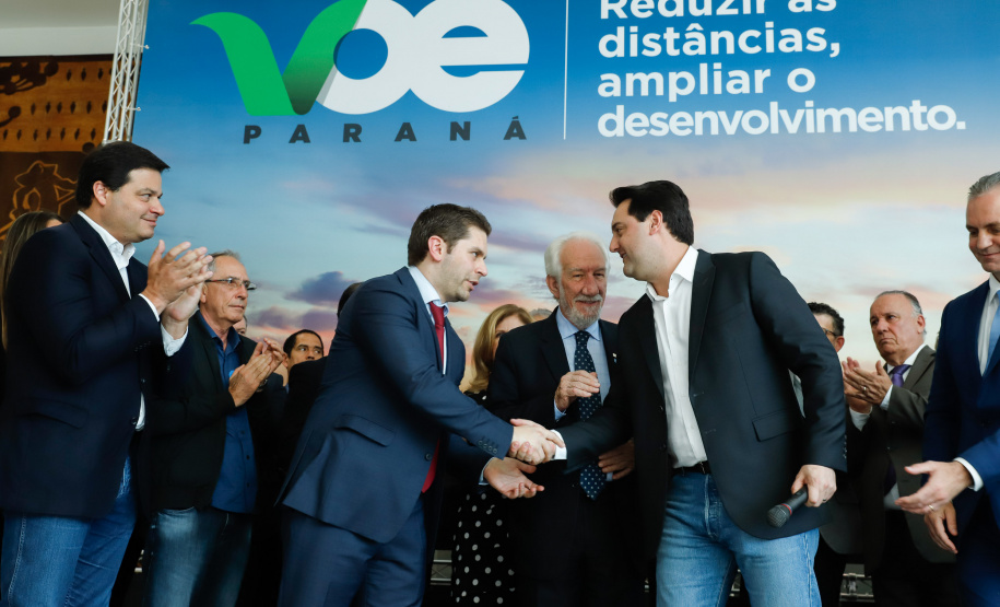 Um acordo assinado pelo governador Carlos Massa Ratinho Junior e o Grupo Latam Airlines vai abrir 71 novos voos no Estado. A empresa destaca que haverá ampliação de 17% das operações Paraná, fazendo do Estado o quarto maior mercado da companhia no Brasil. O anúncio feito nesta sexta-feira (30), no Palácio Iguaçu, em Curitiba.