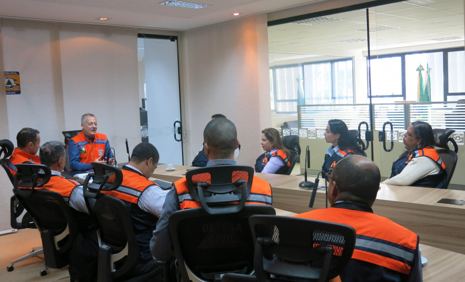 A Coordenadoria Estadual de Proteção e Defesa Civil recebeu nesta semana integrantes da Defesa Civil de Minas Gerais. Eles vieram conhecer a estrutura e os processos de trabalho do órgão paranaense, que é referência na área e possui um dos mais conhecidos sistemas do Brasil. A visita começou segunda-feira e se encerrou nesta sexta-feira (30). Foto: Divulgação/Defesa Civil
