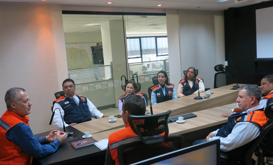 A Coordenadoria Estadual de Proteção e Defesa Civil recebeu nesta semana integrantes da Defesa Civil de Minas Gerais. Eles vieram conhecer a estrutura e os processos de trabalho do órgão paranaense, que é referência na área e possui um dos mais conhecidos sistemas do Brasil. A visita começou segunda-feira e se encerrou nesta sexta-feira (30). Foto: Divulgação/Defesa Civil