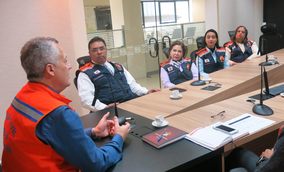 A Coordenadoria Estadual de Proteção e Defesa Civil recebeu nesta semana integrantes da Defesa Civil de Minas Gerais. Eles vieram conhecer a estrutura e os processos de trabalho do órgão paranaense, que é referência na área e possui um dos mais conhecidos sistemas do Brasil. A visita começou segunda-feira e se encerrou nesta sexta-feira (30). Foto: Divulgação/Defesa Civil