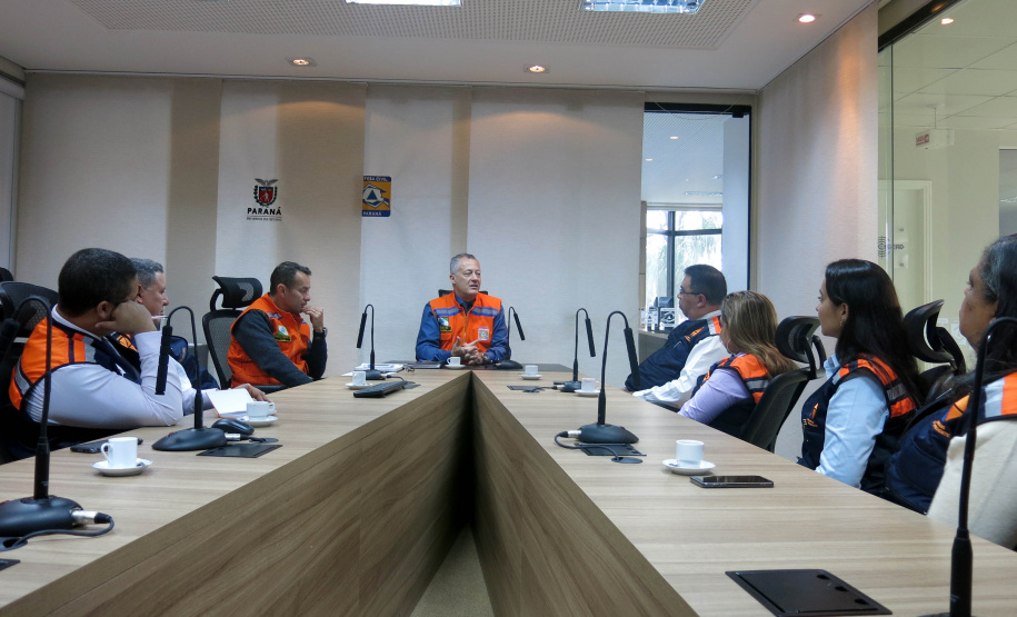 A Coordenadoria Estadual de Proteção e Defesa Civil recebeu nesta semana integrantes da Defesa Civil de Minas Gerais. Eles vieram conhecer a estrutura e os processos de trabalho do órgão paranaense, que é referência na área e possui um dos mais conhecidos sistemas do Brasil. A visita começou segunda-feira e se encerrou nesta sexta-feira (30). Foto: Divulgação/Defesa Civil