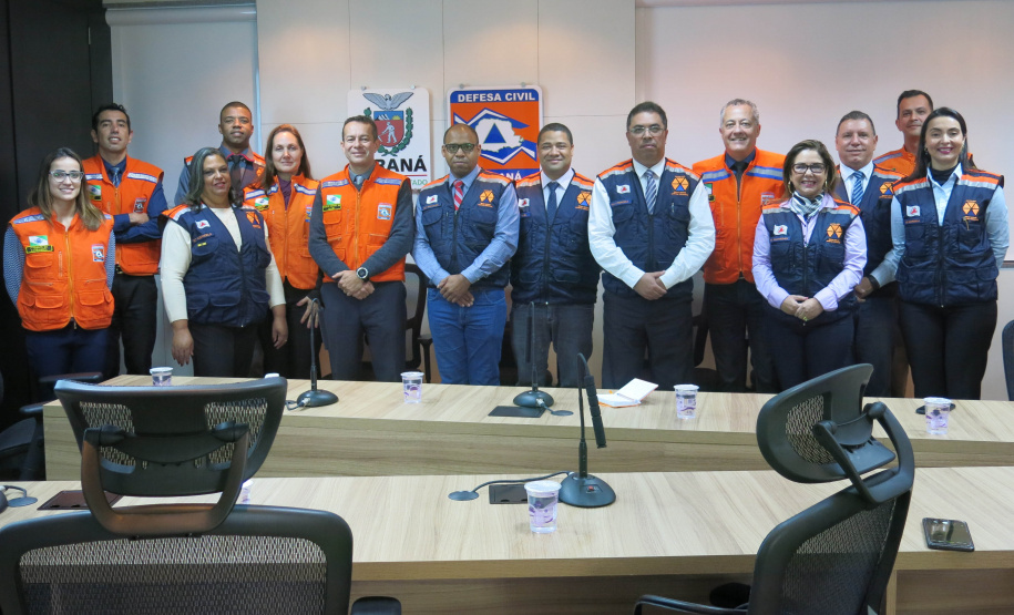 A Coordenadoria Estadual de Proteção e Defesa Civil recebeu nesta semana integrantes da Defesa Civil de Minas Gerais. Eles vieram conhecer a estrutura e os processos de trabalho do órgão paranaense, que é referência na área e possui um dos mais conhecidos sistemas do Brasil. A visita começou segunda-feira e se encerrou nesta sexta-feira (30). Foto: Divulgação/Defesa Civil