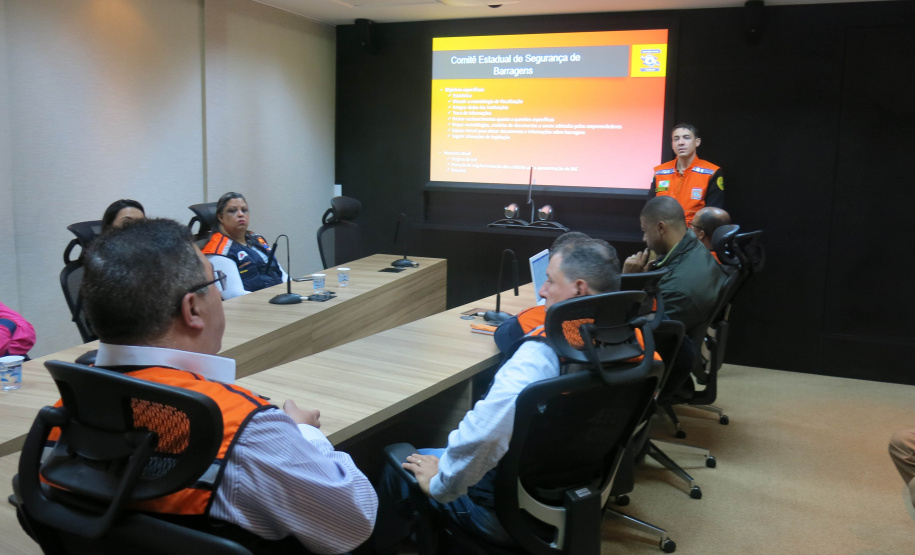 A Coordenadoria Estadual de Proteção e Defesa Civil recebeu nesta semana integrantes da Defesa Civil de Minas Gerais. Eles vieram conhecer a estrutura e os processos de trabalho do órgão paranaense, que é referência na área e possui um dos mais conhecidos sistemas do Brasil. A visita começou segunda-feira e se encerrou nesta sexta-feira (30). Foto: Divulgação/Defesa Civil