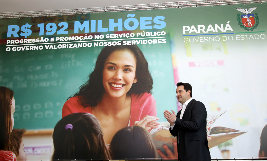 O governador Carlos Massa Ratinho Junior assinou, nesta sexta-feira (30), autorização para avanços de carreira de servidores estaduais. Foram autorizadas promoções e progressões para servidores da Educação e do Ensino Superior.