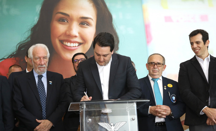 O governador Carlos Massa Ratinho Junior assinou, nesta sexta-feira (30), autorização para avanços de carreira de servidores estaduais. Foram autorizadas promoções e progressões para servidores da Educação e do Ensino Superior.